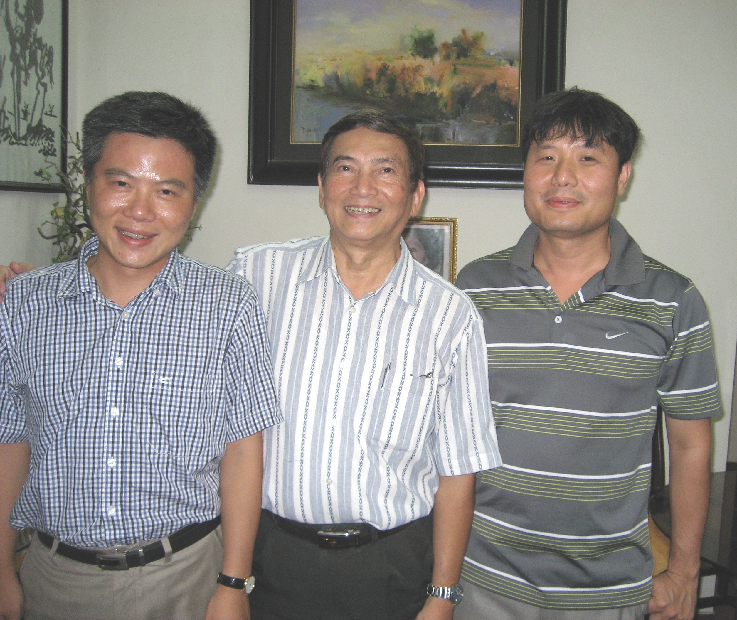 PGS.TS.NGND Tôn Thất Thân (giữa) cùng GS Ngô Bảo Châu (trái) và GS Vũ Hà Văn (phải) - Ảnh: NVCC